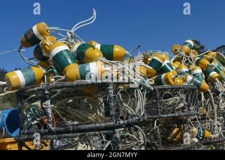 Bel colpo di colorate trappole di granchio collegato con corde su una barca a Newport, Oregon, USA Foto Stock