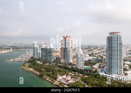 Splendida vista aerea che si affaccia su South Pointe Park e alti condomini a Miami Beach con Government Cut e Meloy Channel Marina sotto. Foto Stock