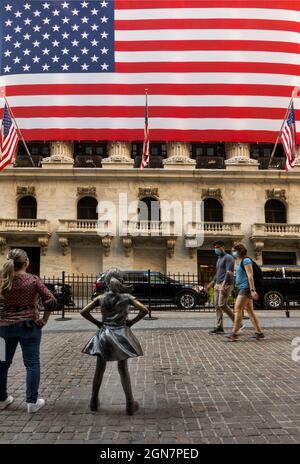 Statua della ragazza senza paura di fronte alla Borsa di New York di Manhattan NYC Foto Stock