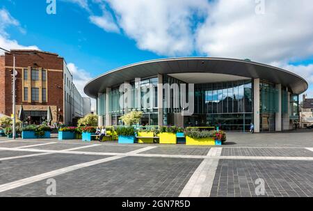 Perth Concert Hall edificio frontage con fiori e posti a sedere di fronte a Perth Perth e Kinross Scotland uk Foto Stock