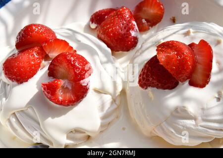 Meringa alla fragola con crema Foto Stock