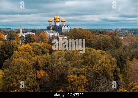 Autunno, chiesa cristiana con cupole dorate sullo sfondo del fogliame autunnale. cielo nuvoloso autunno. Autunno in Russia Foto Stock