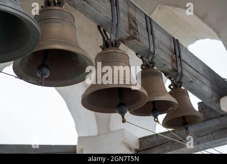 Campane della chiesa grande. Fila di campane sul campanile della chiesa. campanile della chiesa Foto Stock