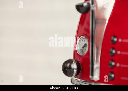 Tostapane rosso da vicino in cucina Foto Stock