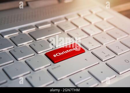Tasto Natale sulla tastiera del computer. Tasto rosso con l'iscrizione tastiera grigio Natale argento. Foto Stock