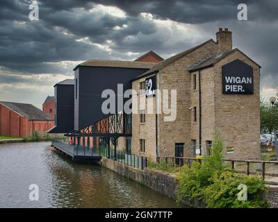 Magazzini al molo di Wigan sul canale Leeds - Liverpool. Ora in fase di riqualificazione per le aree abitative e di accesso pubblico. Foto Stock