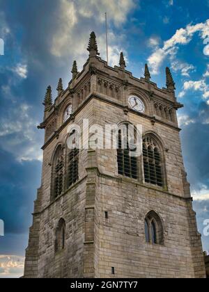 Costruito in arenaria e costruito in stile perpendicolare, il grado 2 edificio della chiesa parrocchiale di tutti i Santi Anglicano a Wigan, Regno Unito Foto Stock