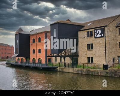 Magazzini al molo di Wigan sul canale Leeds - Liverpool. Ora in fase di riqualificazione per le aree abitative e di accesso pubblico. Foto Stock