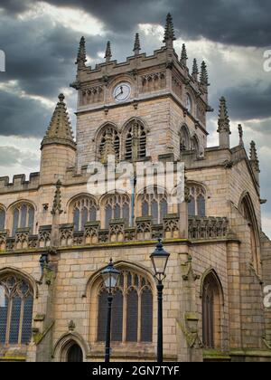 Costruito in arenaria e costruito in stile perpendicolare, il grado 2 edificio della chiesa parrocchiale di tutti i Santi Anglicano a Wigan, Regno Unito Foto Stock