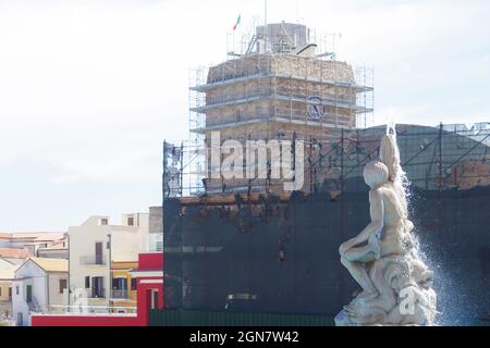 Termoli- Molise - la fontana in Piazza Sant'Antonio e sullo sfondo il Castello Svevo in restauro Foto Stock