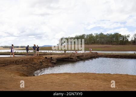 LAGO TINAROO, AUSTRALIA - 01 gennaio 2017: Le persone su ponte scoperto vecchio nella siccità ha colpito il Lago Tinaroo sulle altopiani di Aterton nel Tropical North Que Foto Stock