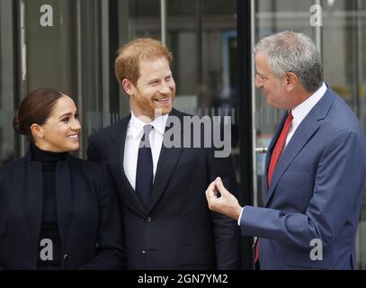 New York, Stati Uniti. 23 settembre 2021. Il sindaco di New York Bill de Blasio scambia parole di divisione con il principe Harry e Meghan, il duca e la duchessa del Sussex, mentre escono da un World Trade Center a New York City giovedì 23 settembre 2021. Foto di John Angelillo/UPI Credit: UPI/Alamy Live News Foto Stock