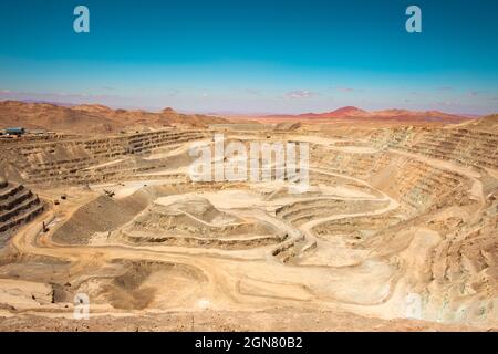 Vista dall'alto della fossa di una miniera di rame a cielo aperto in Cile Foto Stock