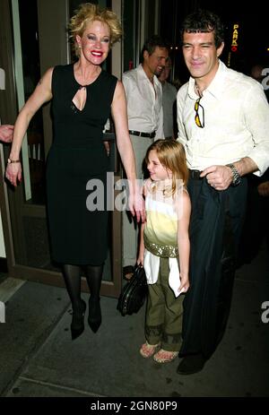 NEW YORK, NY- 20 luglio: Melanie Griffith, Antonio Banderas e Stella Banderas arrivano ad una festa di benvenuto a Broadway per Melanie, tenutasi a Thalia, il 20 luglio 2003, a New York City. Credit: Joseph Marzullo/MediaPunch Foto Stock