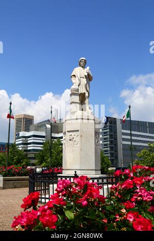 Statua di Cristoforo Colombo a Columbus Park, edificio del World Trade Center sullo sfondo sinistro, Inner Harbour, Baltimora, Maryland, USA Foto Stock