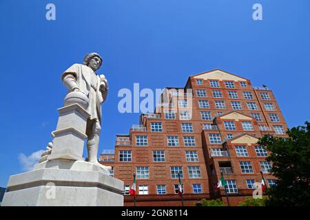 Statua di Cristoforo Colombo in Columbus Park e Scarlett Place Condominiums edificio residenziale, Inner Harbour, Baltimora, Maryland, USA Foto Stock