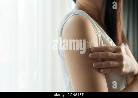 Donna sana ottenere vaccinato immunità preoccupazione per effetto collaterale, vaccinazione, paziente vaccinato, programma di attuazione del vaccino Foto Stock