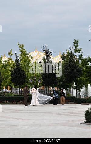 Shali, Repubblica di Cecenia, Russia - 10 settembre 2021: Giovane sposa vicino alla Moschea del Profeta Muhammad chiamata 'Pride dei Musulmani'. Foto Stock