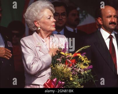 Austin Texas USA, 1993: Texas Gov. ANN RICHARDS mette la mano sul suo cuore durante il gioco dell'inno nazionale degli Stati Uniti durante una cerimonia di saluto del presidente messicano Carlos Salinas de Gortari. ©Bob Daemmrich Foto Stock