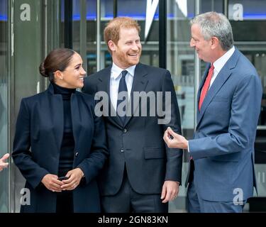 New York, Stati Uniti. 23 settembre 2021. Il sindaco di New York Bill de Blasio (R) parla con il principe Harry e Meghan, il duca e la duchessa del Sussex, mentre escono dal One World Trade Center dopo aver visionato l'Osservatorio One World di New York. Credit: Enrique Shore/Alamy Live News Foto Stock