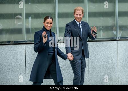 New York, Stati Uniti. 23 settembre 2021. Meghan, la duchessa del Sussex e suo marito Prince Harry escono dall'Osservatorio One World nel World Trade Center di New York. Credit: Enrique Shore/Alamy Live News Foto Stock