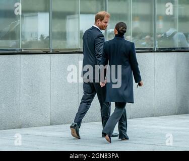 New York, Stati Uniti. 23 settembre 2021. Meghan, la duchessa del Sussex e suo marito Prince Harry escono dall'Osservatorio One World nel World Trade Center di New York. Credit: Enrique Shore/Alamy Live News Foto Stock