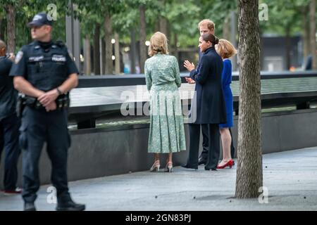 New York, Stati Uniti. 23 settembre 2021. Meghan, la duchessa del Sussex e suo marito il principe Harry pagano il rispetto al National September 11 Memorial in stretta sicurezza dopo aver visitato il One World Observatory nel World Trade Center di New York City. Credit: Enrique Shore/Alamy Live News Foto Stock