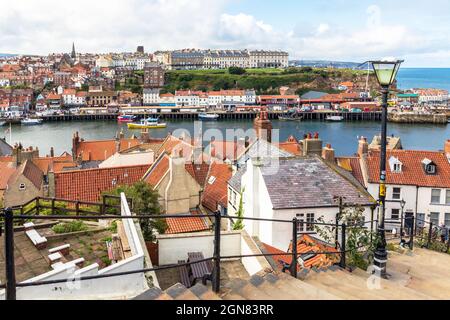 Vista del porto di Whitby che mostra barche da pesca e yacht privati nel distretto di River Esk, Whitby, Redcar e Cleveland, North Yorkshire, Inghilterra, Regno Unito Foto Stock