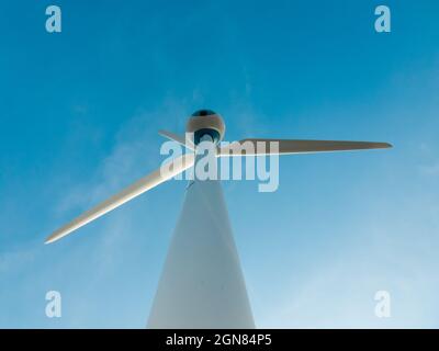 Turbina eolica o mulino a vento contro il cielo blu, immagine ravvicinata Foto Stock