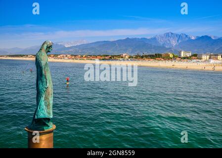 SUP Stand up paddle, statua in bronzo di Sant'Antonio, situata nel mare vicino al molo, Marina di Pietrasanta, Versilia, Viareggio, Toscana, Italia, Europa Foto Stock