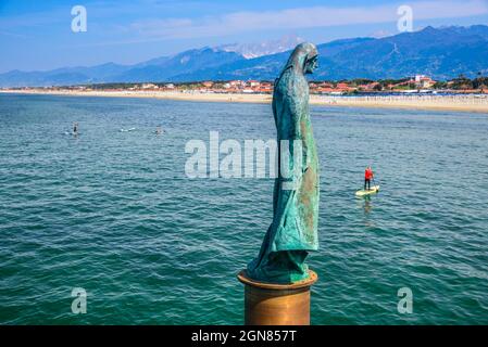 SUP Stand up paddle, statua in bronzo di Sant'Antonio, situata nel mare vicino al molo, Marina di Pietrasanta, Versilia, Viareggio, Toscana, Italia, Europa Foto Stock
