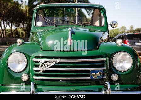 Roma, Italia. Aprile 2021. FIAT Topolino 500 convertibile, colore verde. Progettato da Giacosa, è stato messo in vendita nel 1936 Foto Stock