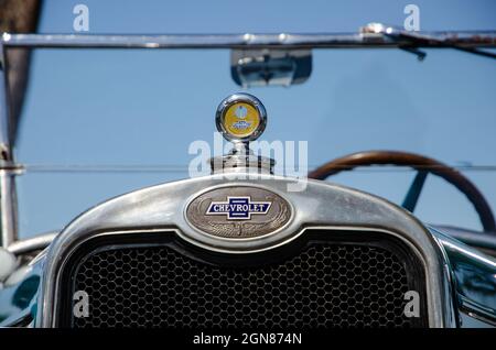 Roma, Italia. Aprile 2021. 1928 Chevrolet convertibile. Primo piano anteriore. In evidenza il logo e l'emblema Foto Stock