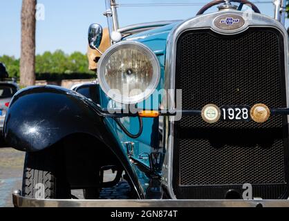 Roma, Italia. Aprile 2021. 1928 Chevrolet convertibile. Primo piano anteriore. In evidenza radiatore, faro e passaruota anteriore destro Foto Stock