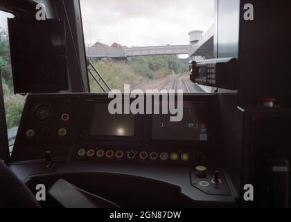 Birkenhead, Regno Unito - 11 settembre 2021:il taxi di un nuovo treno (Classe 777) alla stazione ferroviaria di Birkenhead North. Foto Stock