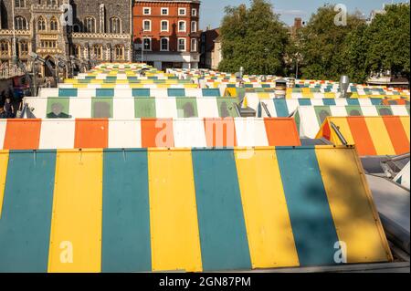 Una vista delle colorate canopie a strisce sulle bancarelle del mercato storico di Norwich in una giornata estiva Foto Stock