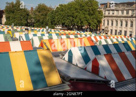 Una vista delle colorate canopie a strisce sulle bancarelle del mercato storico di Norwich in una giornata estiva Foto Stock