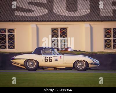 1962 e TYPE Jaguar Racing al tramonto al Goodwood Revival 2021, West Sussex, regno unito Foto Stock