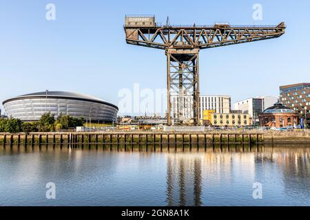 La Finnieston Crane e la SSE Hydro accanto al fiume Clyde a Glasgow, Scozia Regno Unito Foto Stock