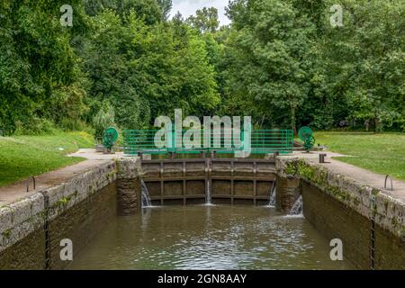 Un cancello della serratura del canale, dispositivo per il sollevamento e l'abbassamento di imbarcazioni, navi ed altro natante tra tratti d'acqua di diversi livelli sul fiume AN Foto Stock