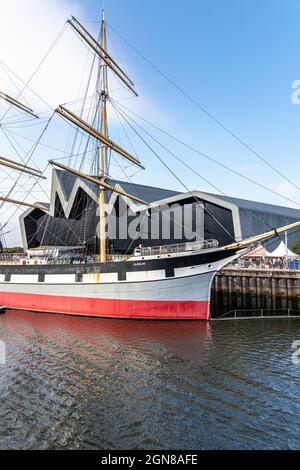 L'alta nave Glenlee accanto al Riverside Museum of Transport sulle rive del fiume Clyde, Glasgow, Scozia Regno Unito Foto Stock