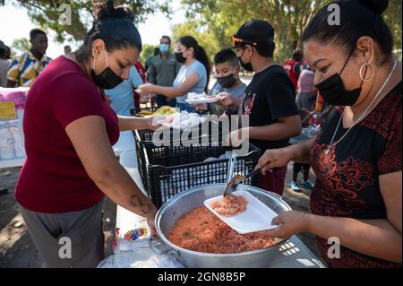 22 settembre 2021, AcuÃ±a, Coahuila De Zaragoza, Messico: Un locale messicano pacchetti alimentari di famiglia per i migranti haitiani che attraversano avanti e indietro tra l'accampamento sul lato degli Stati Uniti sotto il ponte internazionale e la nuova accampamento che si forma a AcuÃ±, MX. (Credit Image: © Raquel Natalicchio/ZUMA Press Wire) Foto Stock