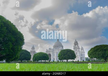 Kolkata, Bengala Occidentale, India - 28 Agosto 2016 : Victoria Memorial con cielo blu e nuvole bianche. Un monumento storico molto famoso di Archite Indiana Foto Stock