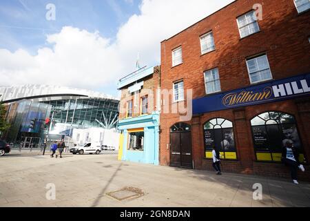 Una visione generale fuori dal Tottenham Hotspur Stadium, Londra, davanti alla lotta di Anthony Joshua contro Oleksandr Usyk di sabato 25 settembre. Data foto: Giovedì 23 settembre 2021. Foto Stock