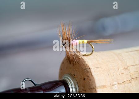 Macro di un Tups Indespensible famoso gesso inglese ruscello asciutto volare su un manico di sughero di un'asta di mosca Foto Stock