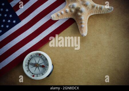 Concetto di Happy Columbus Day. Bussola con bandiera americana su sfondo vintage Foto Stock