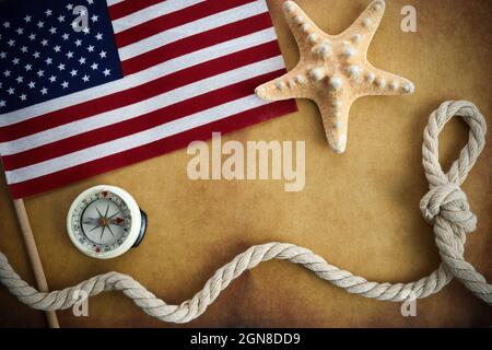 Concetto di Happy Columbus Day. Bussola con bandiera americana su sfondo vintage Foto Stock