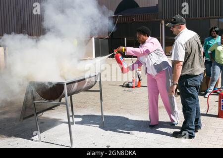 JOHANNESBURG, SUDAFRICA - 12 agosto 2021: Addestramento al rischio di incendio con un estintore a polvere Foto Stock