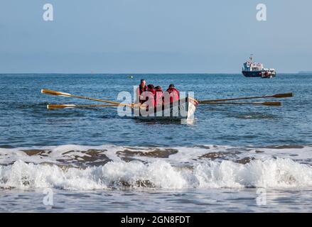 Squadra di canottaggio costiero nella barca da sci di St Ayle a Regatta, North Berwick, East Lothian, Scozia, Regno Unito Foto Stock