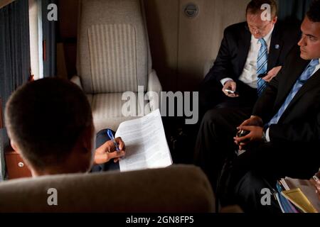 Il presidente Barack Obama riesamina il suo discorso sulla salute a bordo di Marine One sulla strada per la Casa Bianca dalla base dell'aeronautica Andrews 9 settembre 2009. (Foto ufficiale della Casa Bianca di Pete Souza) questa fotografia ufficiale della Casa Bianca è resa disponibile solo per la pubblicazione da parte delle organizzazioni di notizie e/o per uso personale la stampa dal soggetto(i) della fotografia. La fotografia non può essere manipolata in alcun modo e non può essere utilizzata in materiali commerciali o politici, pubblicità, e-mail, prodotti o promozioni che in alcun modo suggerisca l'approvazione o l'approvazione del presidente, della prima famiglia, Foto Stock